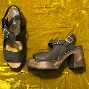 FREE PEOPLE black leather brown wood sandals clogs heel shoes size 39 Womens 8